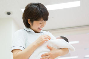 写真　助産師と赤ちゃん